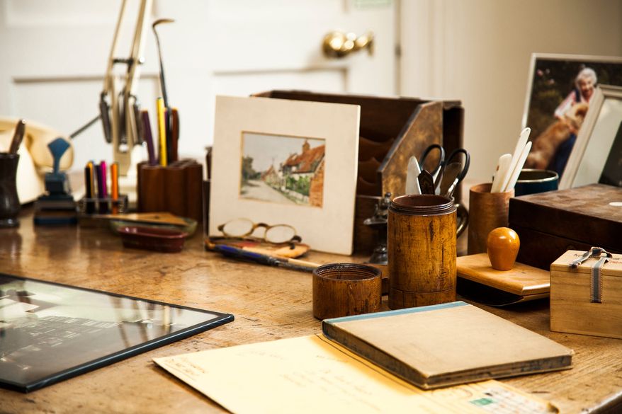 Anna Freud's desk | museum photography | © Freud Museum London
