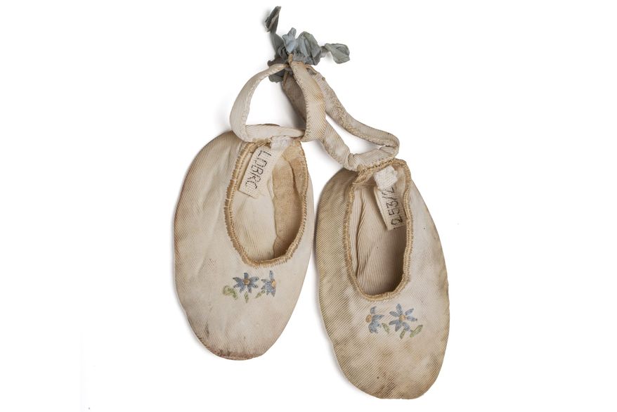 Jennefer Davidson's first shoes 1942 | collection photography | © British Red Cross Museum & Archives