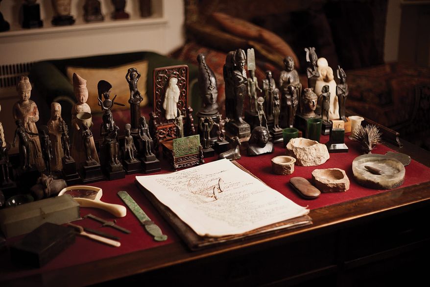 Sigmund Freud’s desk | museum photography | © Freud Museum London