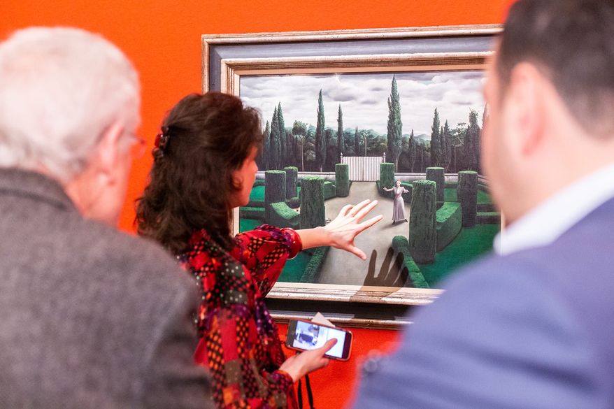 Audience listening to an art historian | Gallery views & action shots | © Sotheby’s