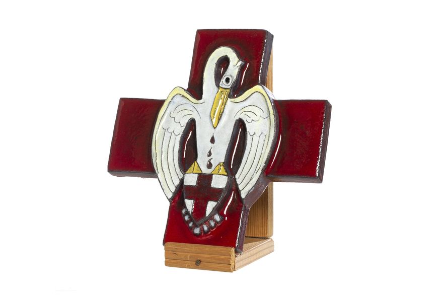 Ceramic Red Cross emblem with pelican motif | collection photography | © British Red Cross Museum & Archives